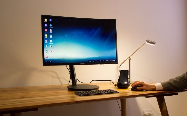 Samsung-also-showed-off-its-dex-smartphone-dock-which-connects-to-a-monitor-and-turns-the-galaxy-s8-into-a-sort-of-light-pc