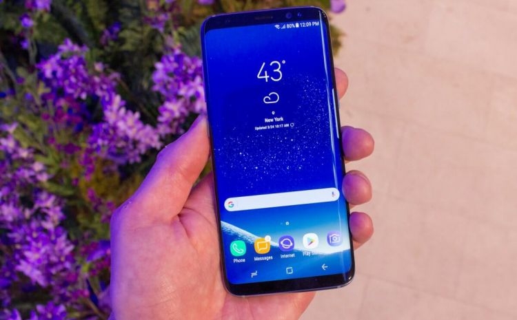 This-is-the-galaxy-s8-which-has-a-58-inch-amoled-display