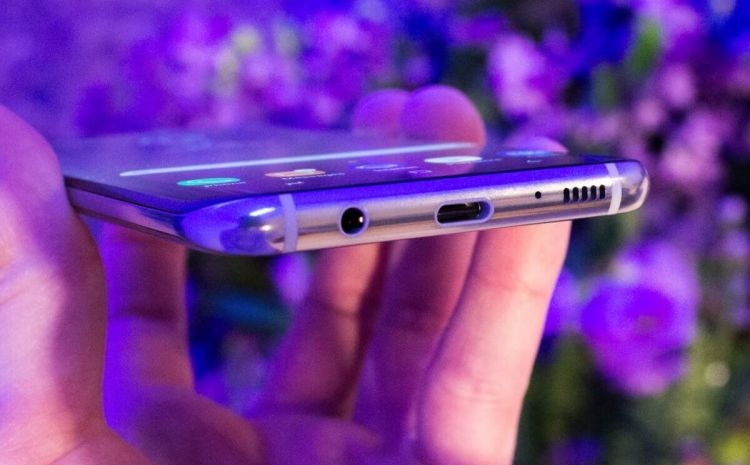 Youll-find-a-usb-c-port-and-a-headphone-jack-on-the-bottom-of-the-s8-you-can-really-see-the-steel-like-finish-here-too